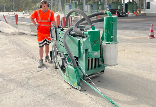 Betonfugensanierung mit der D675